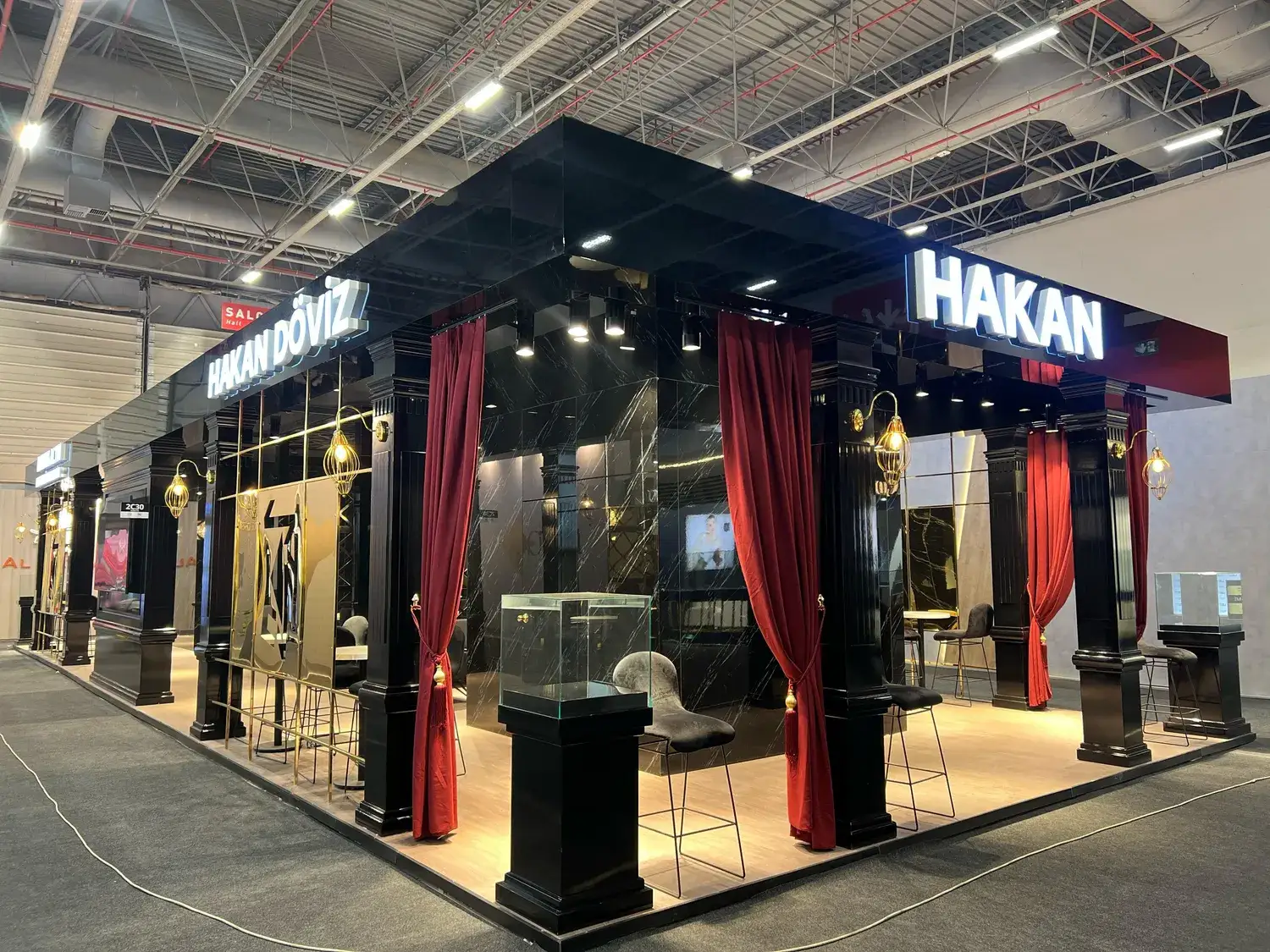 Hakan Döviz için ahşap sistemle hazırlanan fuar standı