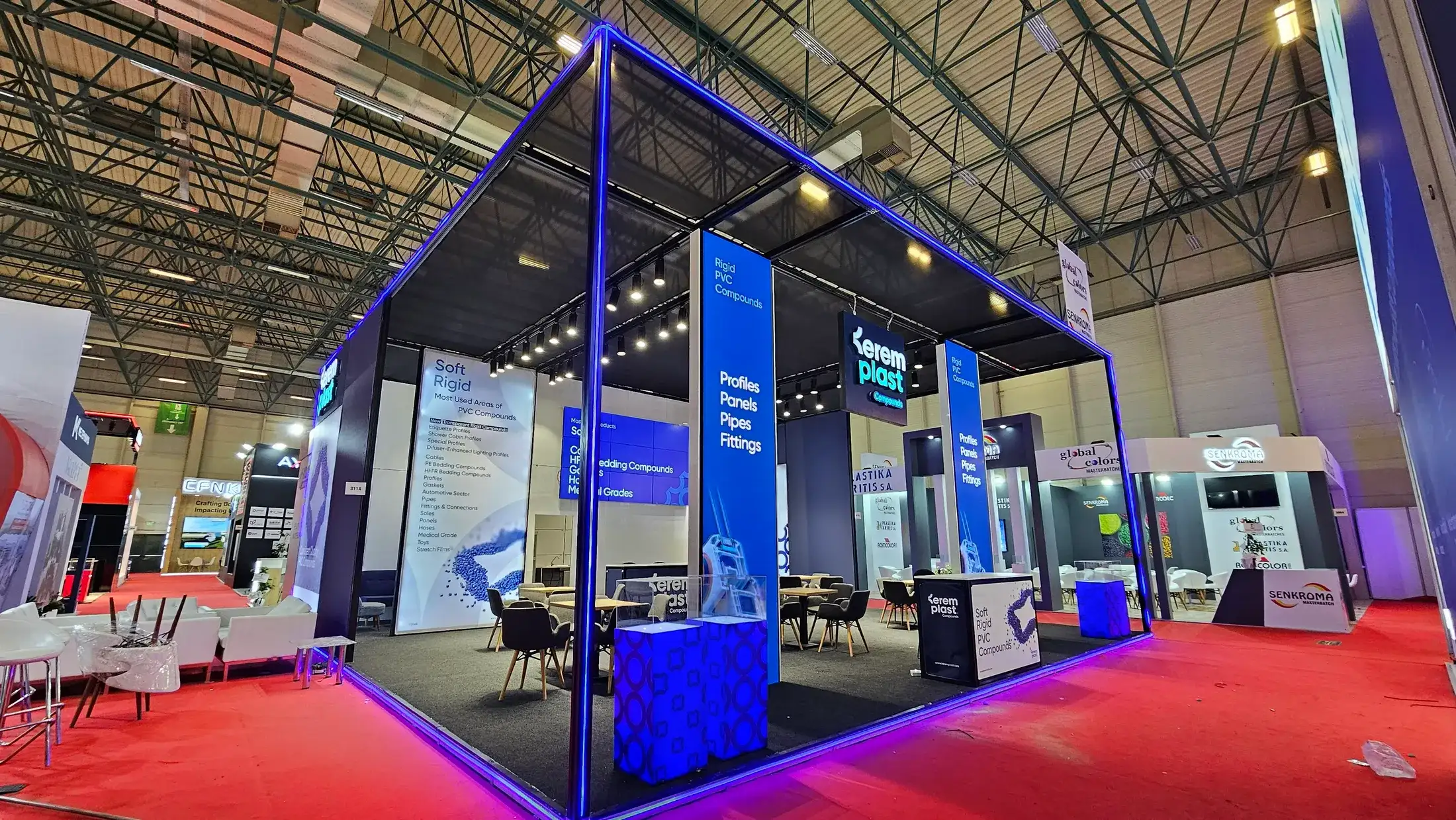 Kerem Plast fuar standı; lacivert LED çerçeveli geniş kübik gövde ve ışıklı ürün totemleri.